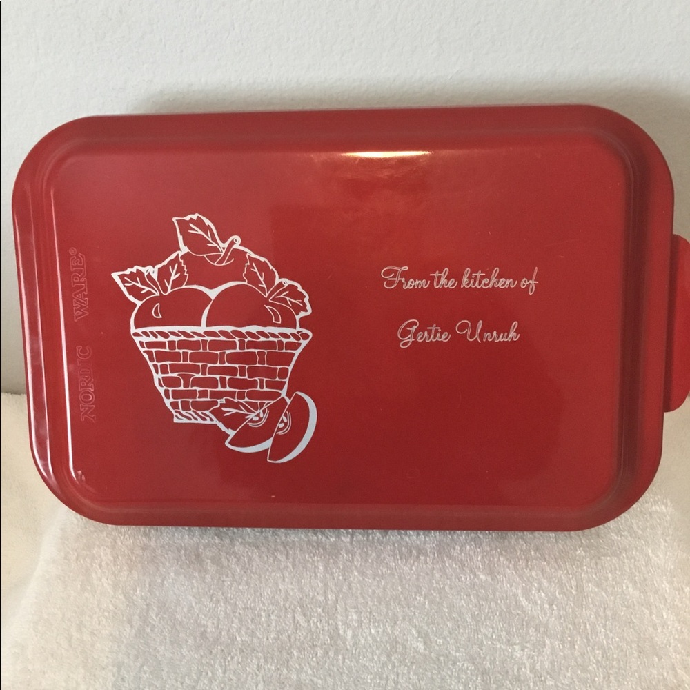 Nordic ware 9x13 cake pan with lid